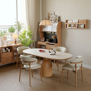 Dining room with a oval table and chairs